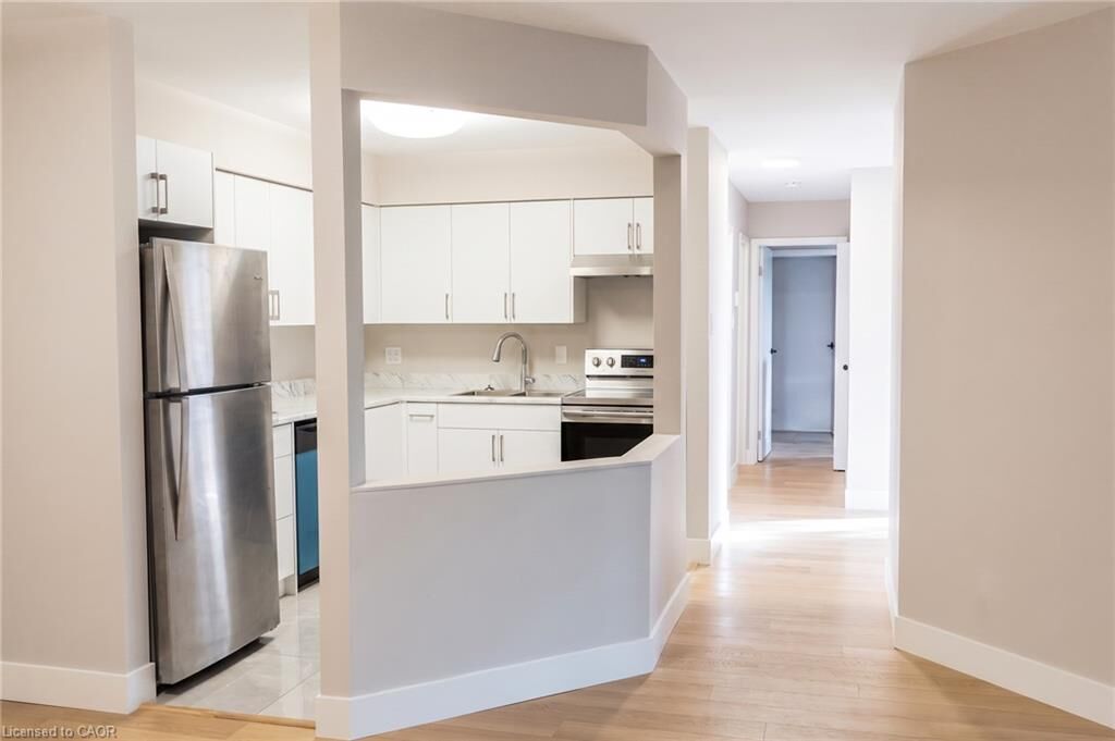 Property Photo: 3085 Kingsway Drive 22 ON N2C 2P1
