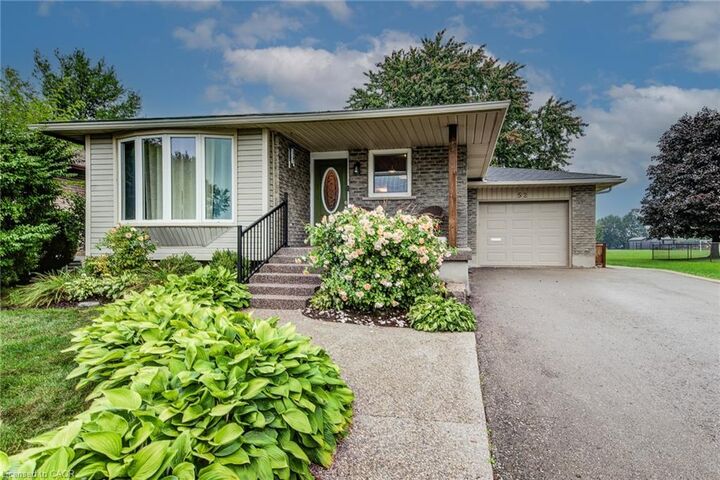 Property Photo:  52 Mockingbird Drive  ON N3B 3A6 