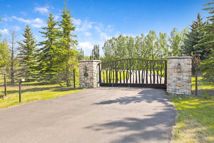 Property Photo:  31127 Woodland Way  AB T3R 1G8 