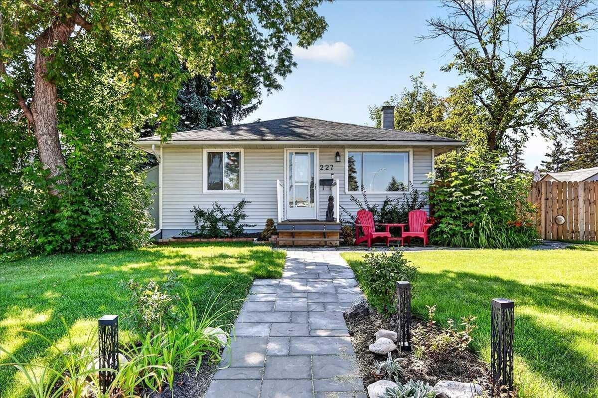Property Photo:  227 Lynnwood Drive SE  AB T2C 0T1 