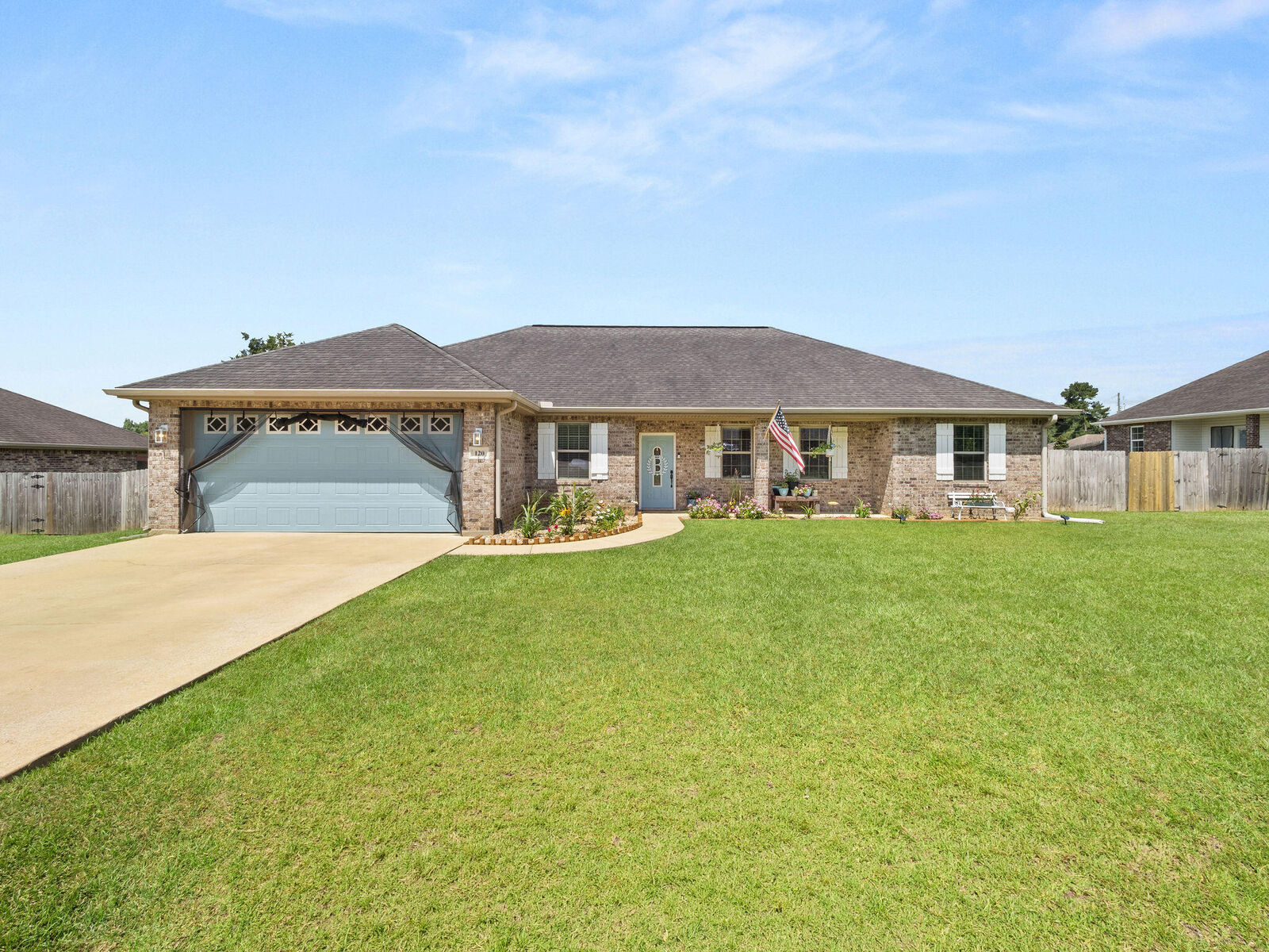 Property Photo: 120 Barbara Dr LA 70634