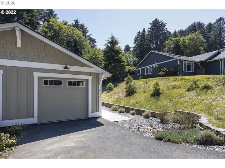 Property Photo:  2758 NE 19th St  OR 97367 