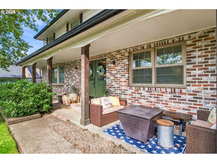Property Photo:  827 Nantucket Ave  OR 97404 