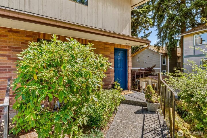 Property Photo: 2418 Euclid Avenue 6 WA 98203
