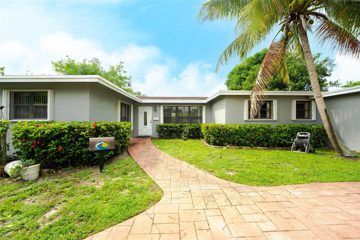 Property Photo: 816 SE 13th Court FL 33441