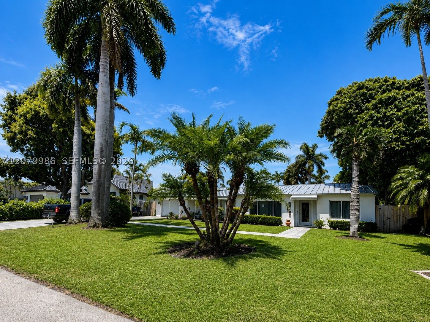 Property Photo: 2421 NE 13th St FL 33304