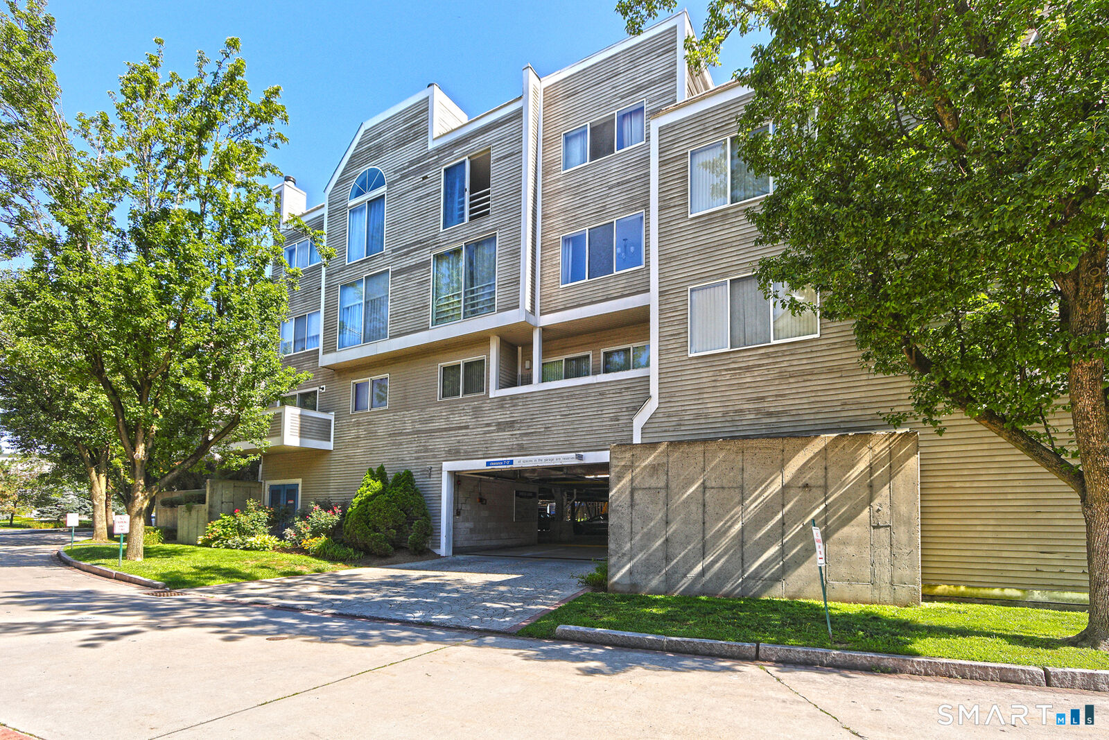 Property Photo: 127 Harbour Close 127 CT 06405