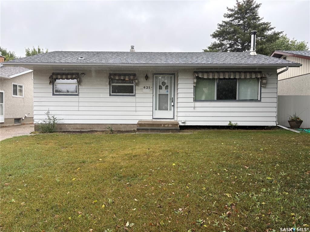 Property Photo:  435 Garnet Street N  SK S4R 3T2 