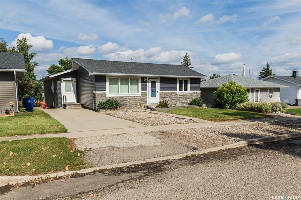 Property Photo:  336 Columbia Avenue  SK S0L 1R0 