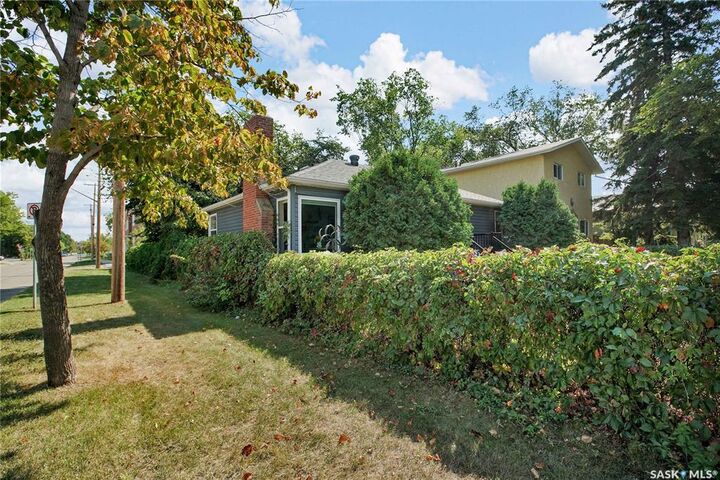 Property Photo:  930 6th Avenue N  SK S7K 2T4 