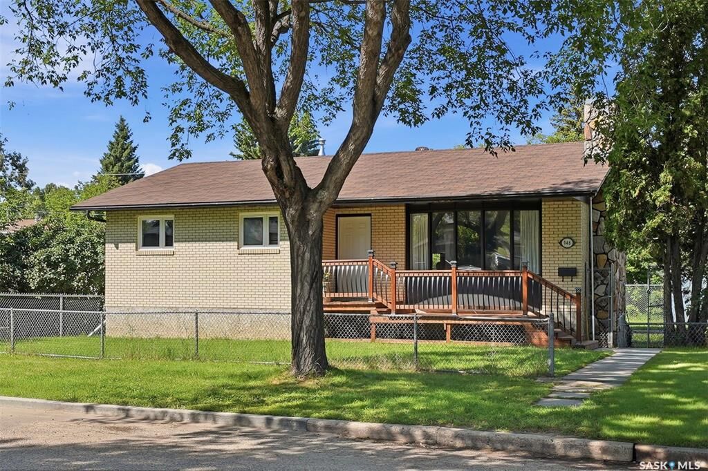 Property Photo:  946 13th Street W  SK S6V 3H6 