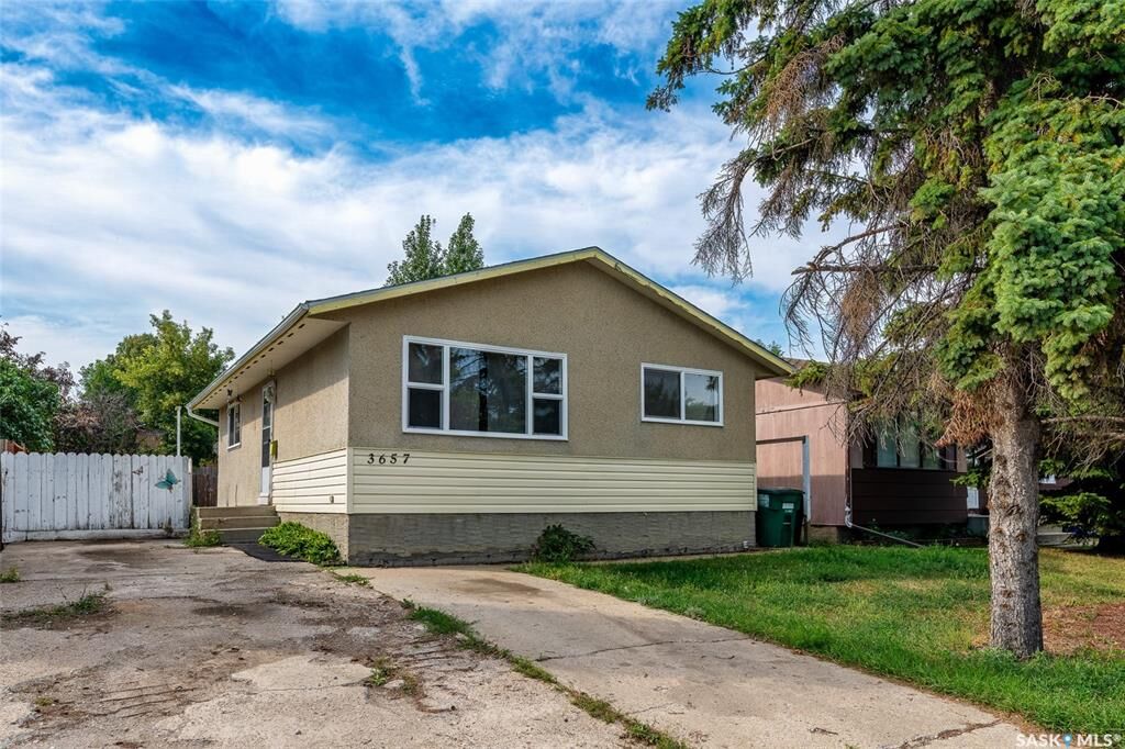 Property Photo:  3657 Diefenbaker Drive  SK S7L 4W1 