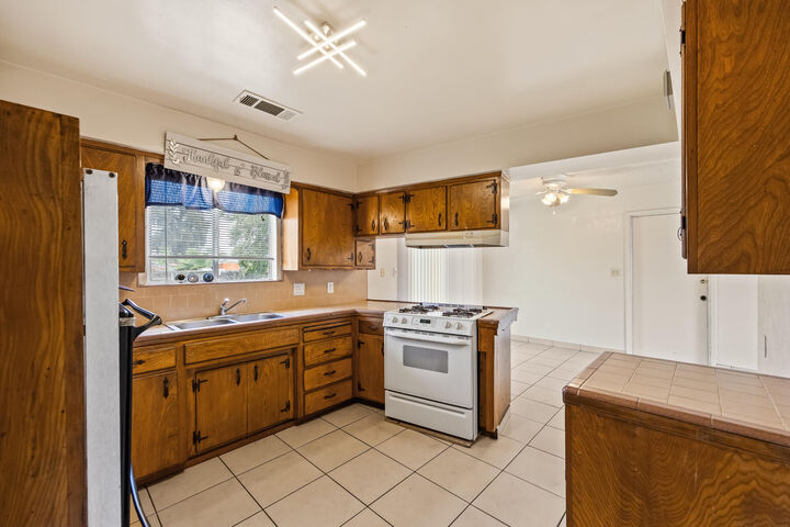 Property Photo:  1612 W Caldwell Avenue  CA 93277 