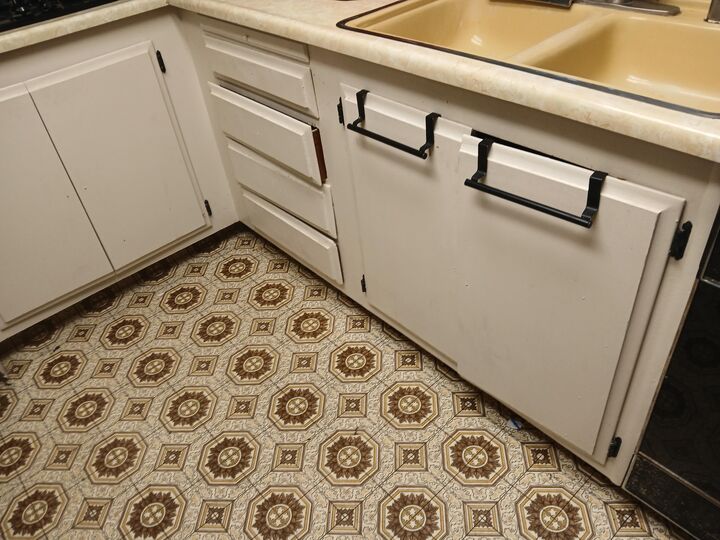 Property Photo:  560 W Pleasant Avenue 81  CA 93274 
