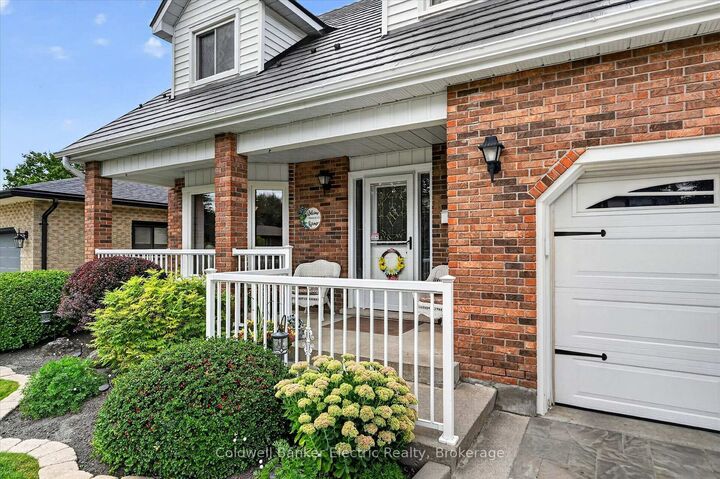 Property Photo: 948 Smithside Court ON K9J 8E2