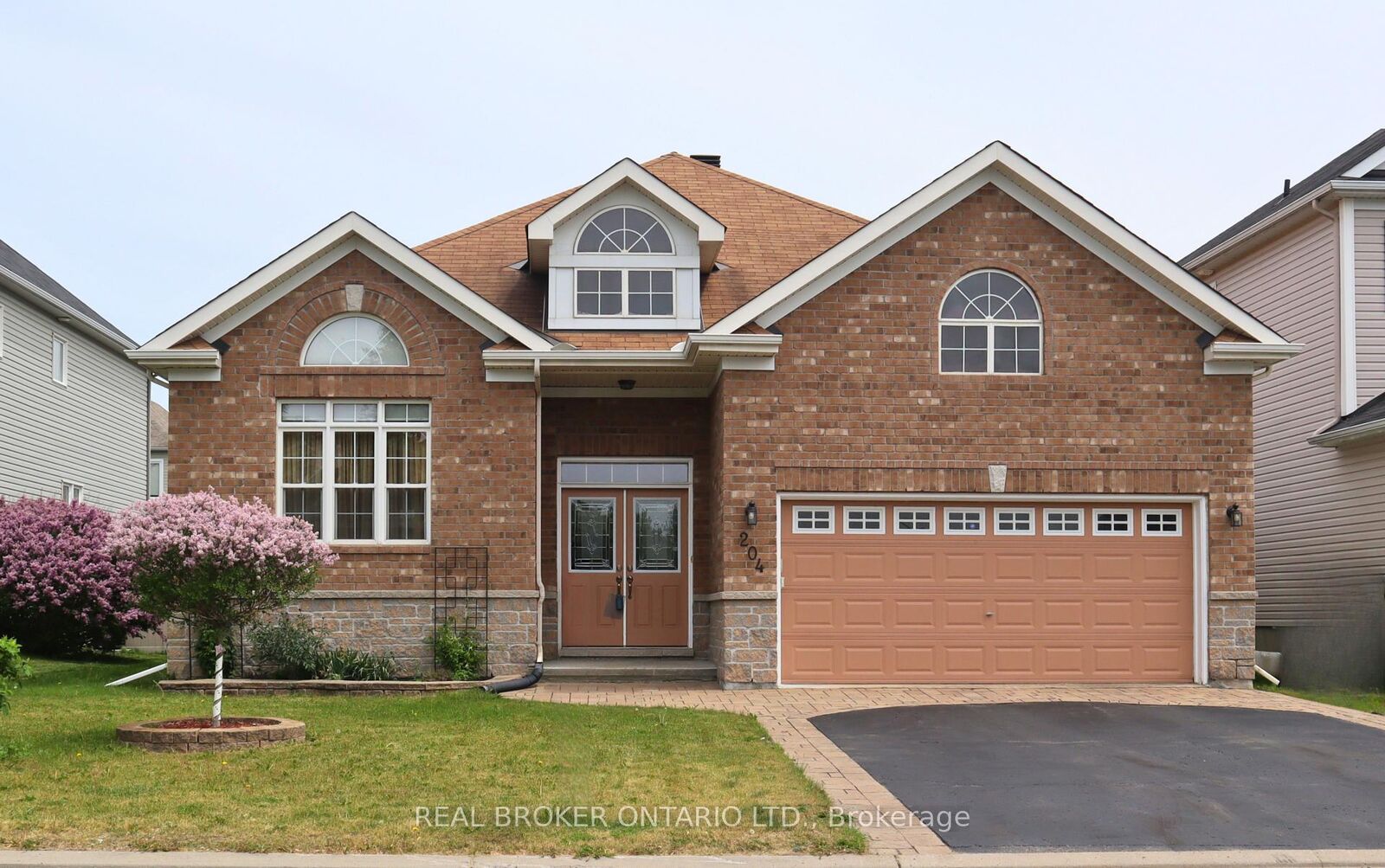 Property Photo:  204 Hillpark High Street  ON K1W 0B5 
