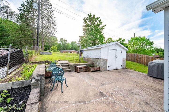 Property Photo:  14 Summit Street  ON K0J 1P0 
