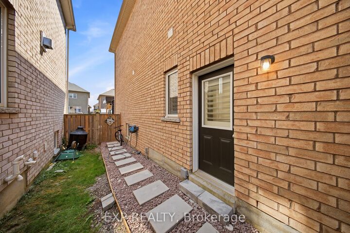 Property Photo:  114 Chaumont Drive  ON L8J 0J8 