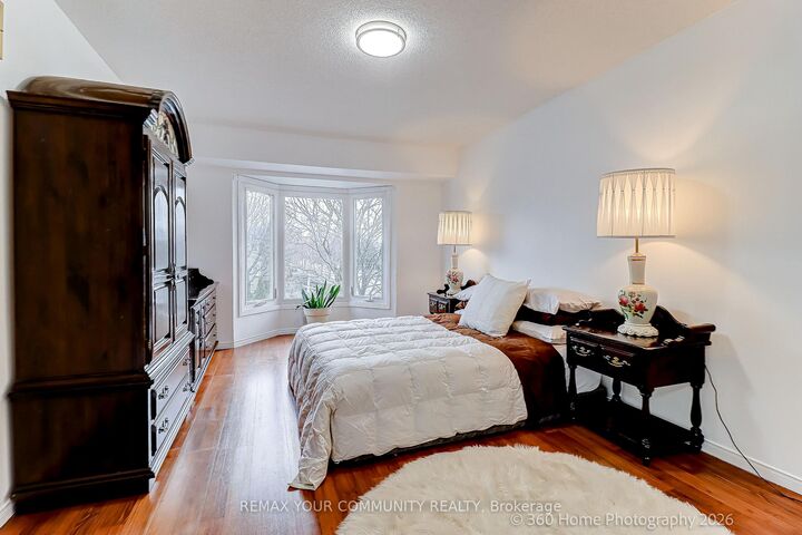Property Photo:  4 Mayflower Street S  ON L1N 8B1 