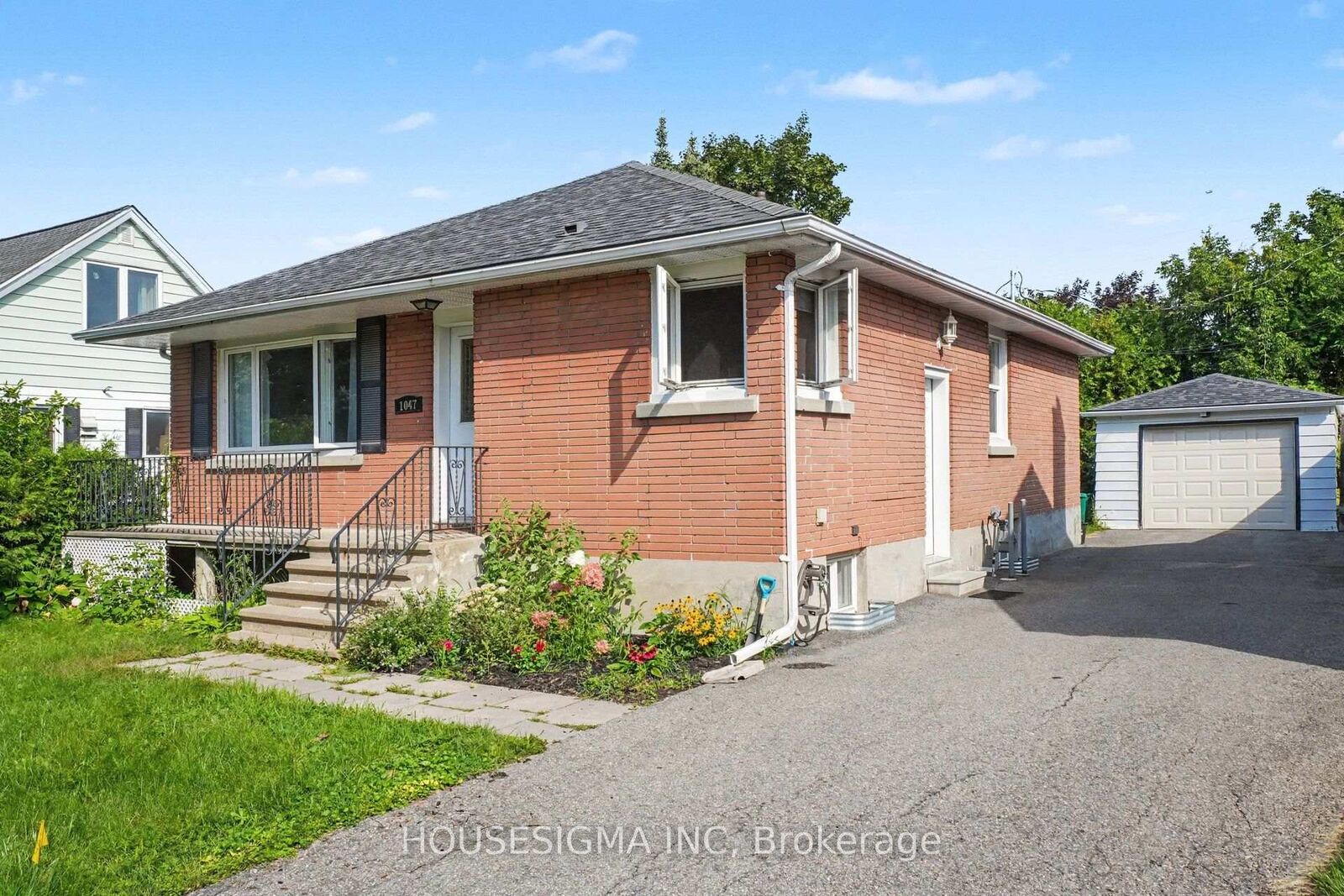Property Photo:  1047 Richard Avenue  ON K1H 8C3 
