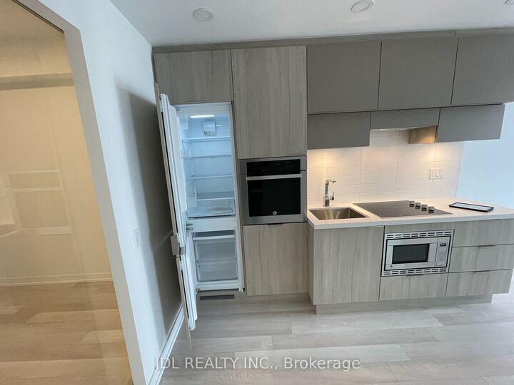 Property Photo:  39 Roehampton Avenue  ON M4P 0G1 