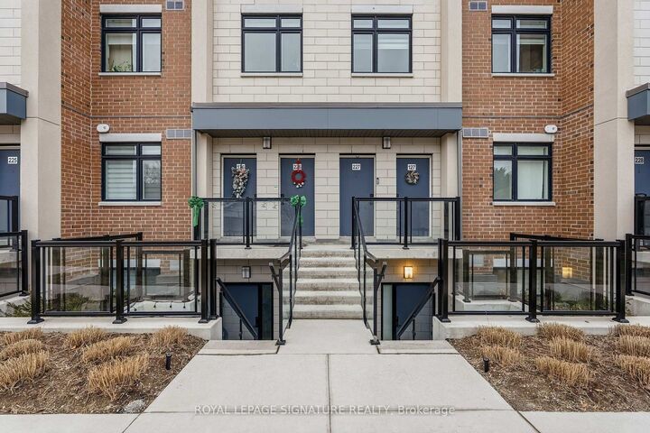 Property Photo:  1062 Douglas McCurdy Common 227  ON L5G 0C6 