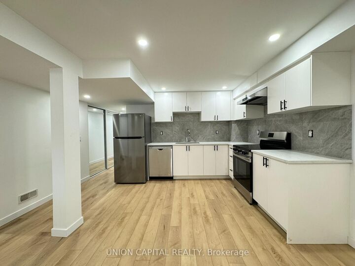 Property Photo:  704 Courtney Valley Road Lower  ON L5V 0C3 
