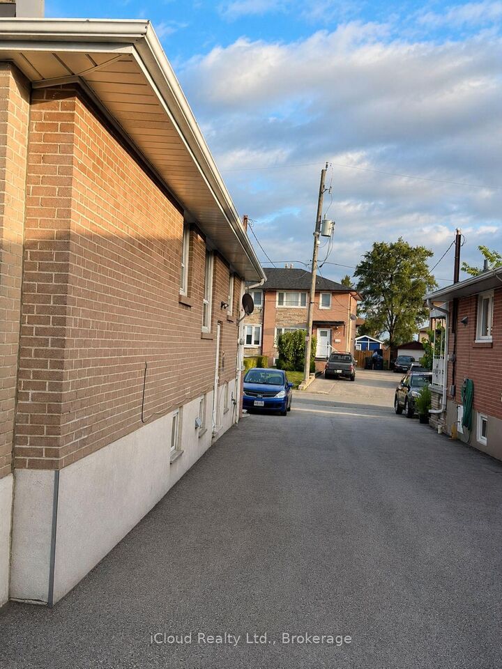 Property Photo:  138 Lomar Drive  ON M3N 1Z4 