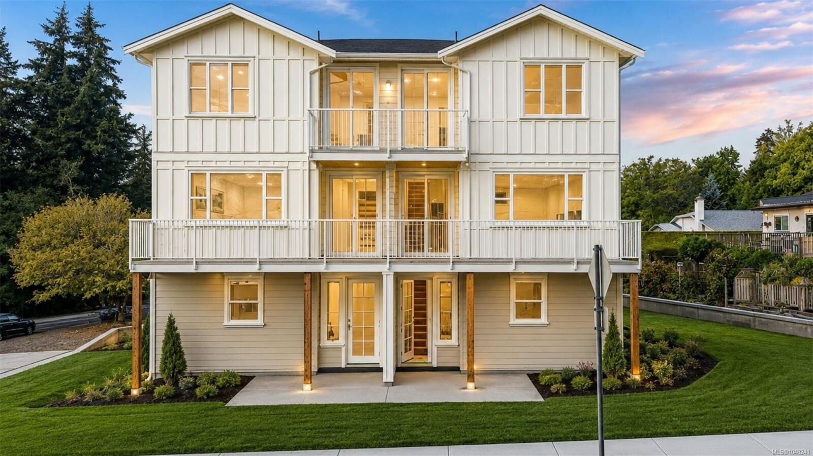 Property Photo:  768 Lindsay St #2  BC V8Z 3E1 