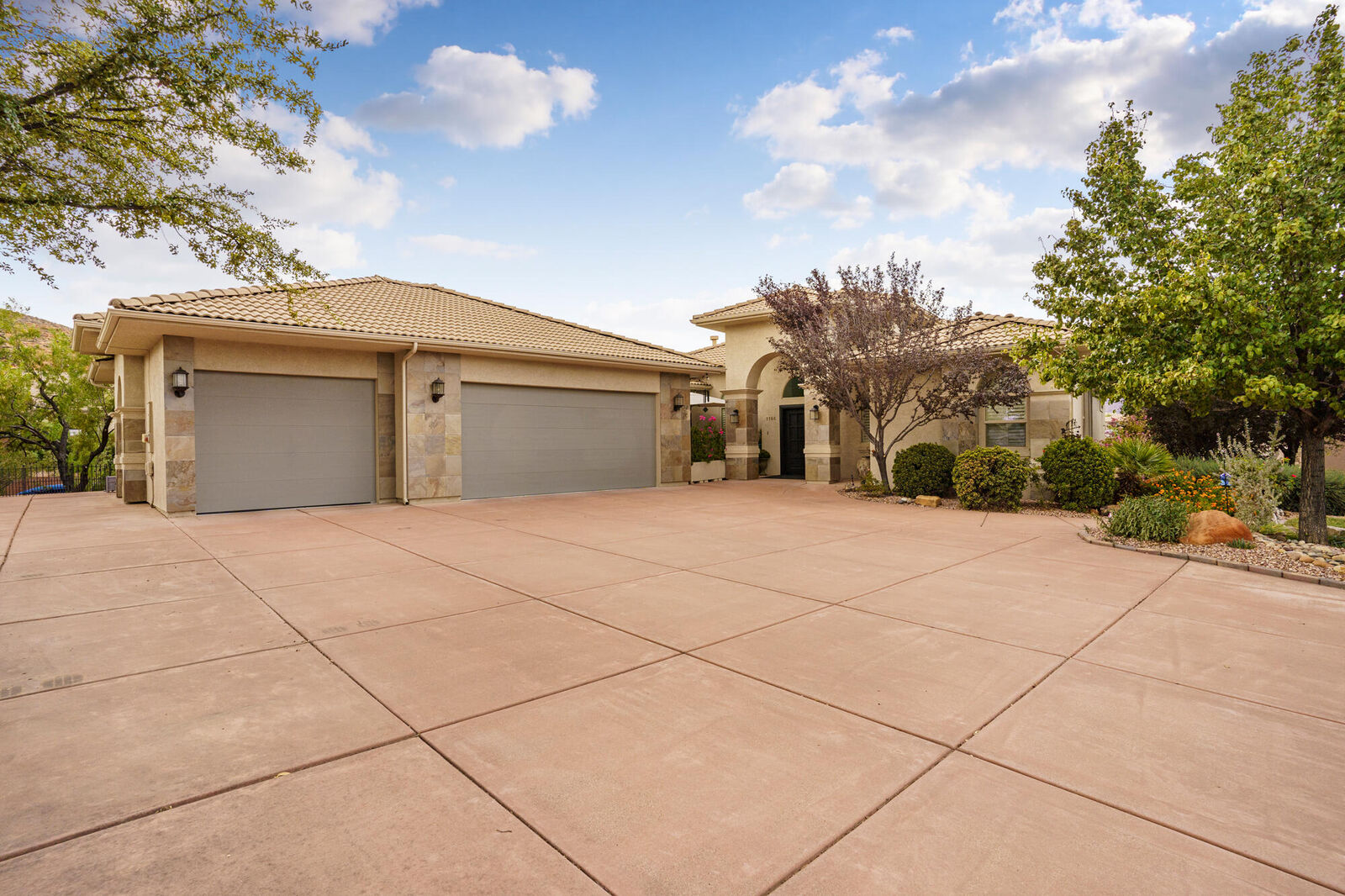 Property Photo: 1166 W Birchwood Dr UT 84780