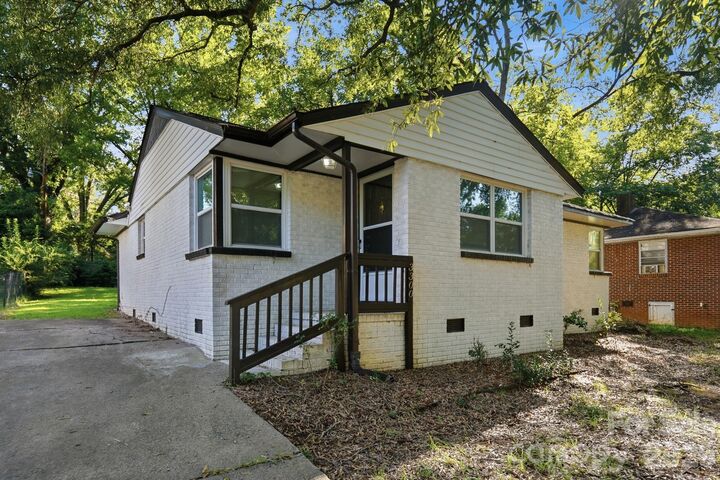 Property Photo:  3300 Bonaire Drive  NC 28208 
