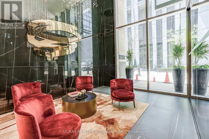 Property Photo:  11 Yorkville Avenue 2409  ON M4W 0B7 