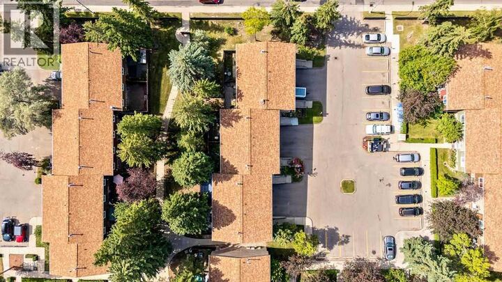 Property Photo:  210 86 Avenue Southeast  AB T2H 1N6 