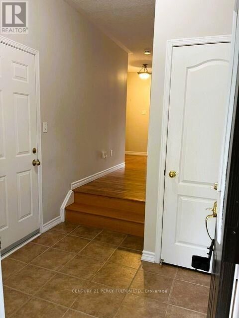 Property Photo:  872 Oaktree Crescent  ON L3X 2Y7 