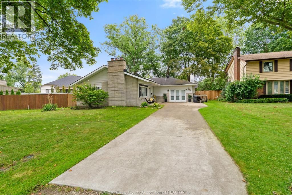 Property Photo:  112 Clovelly  ON N8N 1G1 