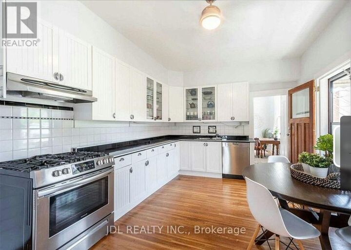 Property Photo: 137 Denison Ave Avenue ON M5T 2N2