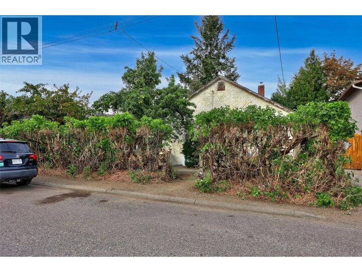 Property Photo:  322 Linden Avenue  BC V2B 2M9 