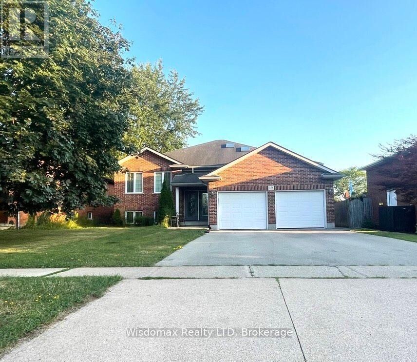 Property Photo: 19 Chapel Hill Crescent ON L3C 6P9