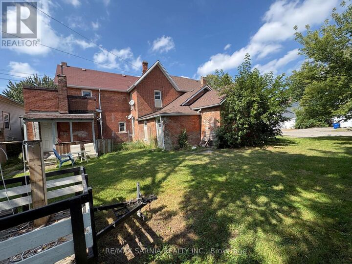 Property Photo:  50 Lorne Avenue 48, 49, 50  ON N7M 1R9 