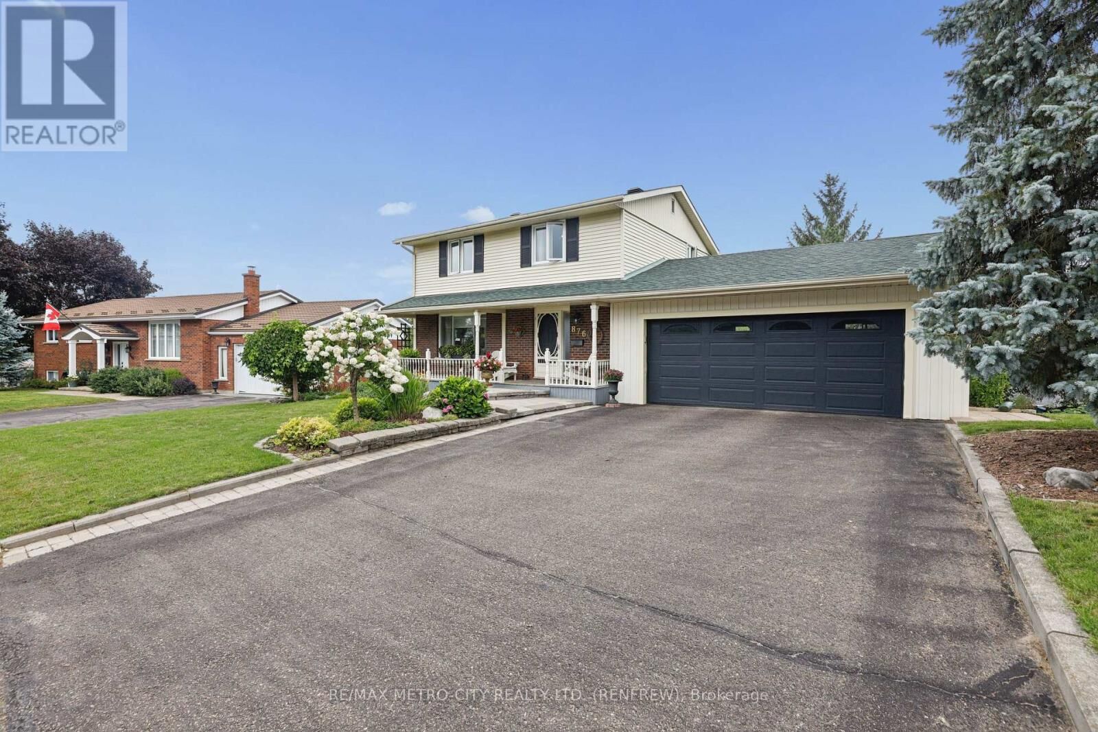 Property Photo: 876 Hillsview Street ON K7V 4H8