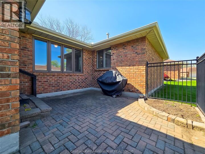 Property Photo:  21 Earl Drive  ON N7M 6E6 