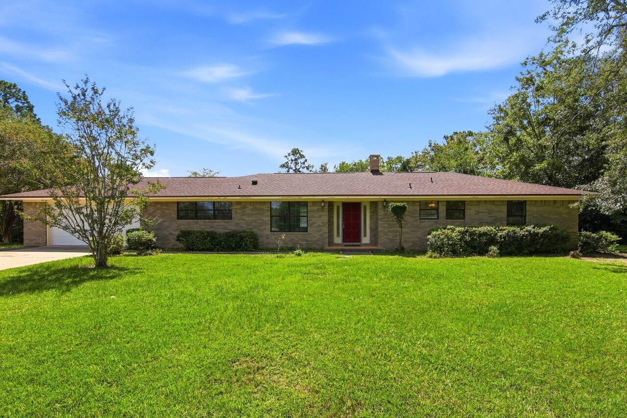 Property Photo: 116 Ten Lake Drive FL 32433