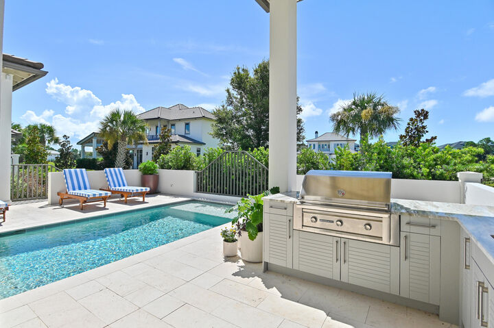 Property Photo: 4562 Leeward Lane FL 32541