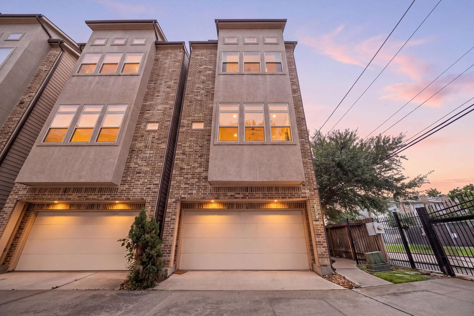 Property Photo: 151 E 2nd Street TX 77007