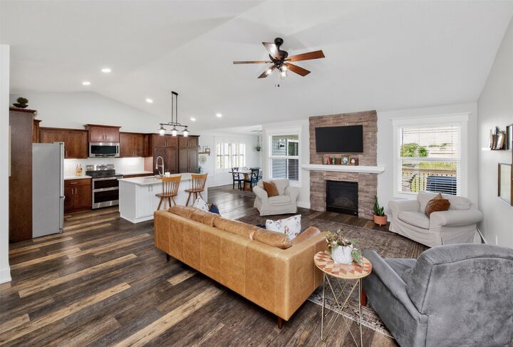Property Photo:  1720 SE Waters Edge Drive  IA 50263 