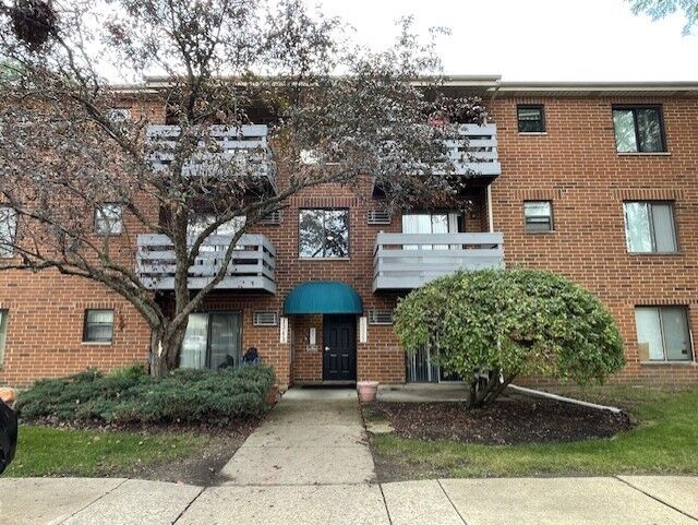 Property Photo: 1343 N Winslowe Drive 203 IL 60074