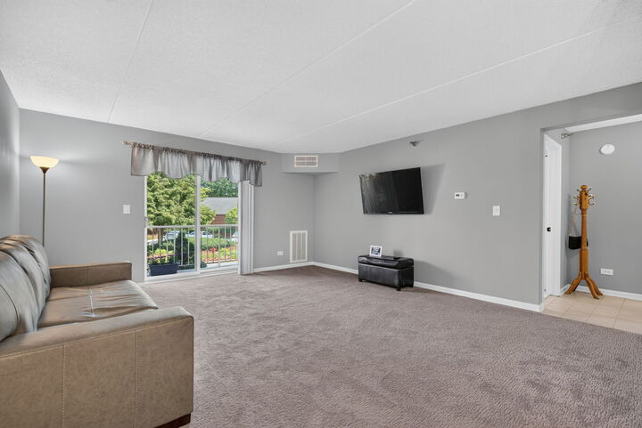 Property Photo: 1 Bloomingdale Place 207 IL 60108