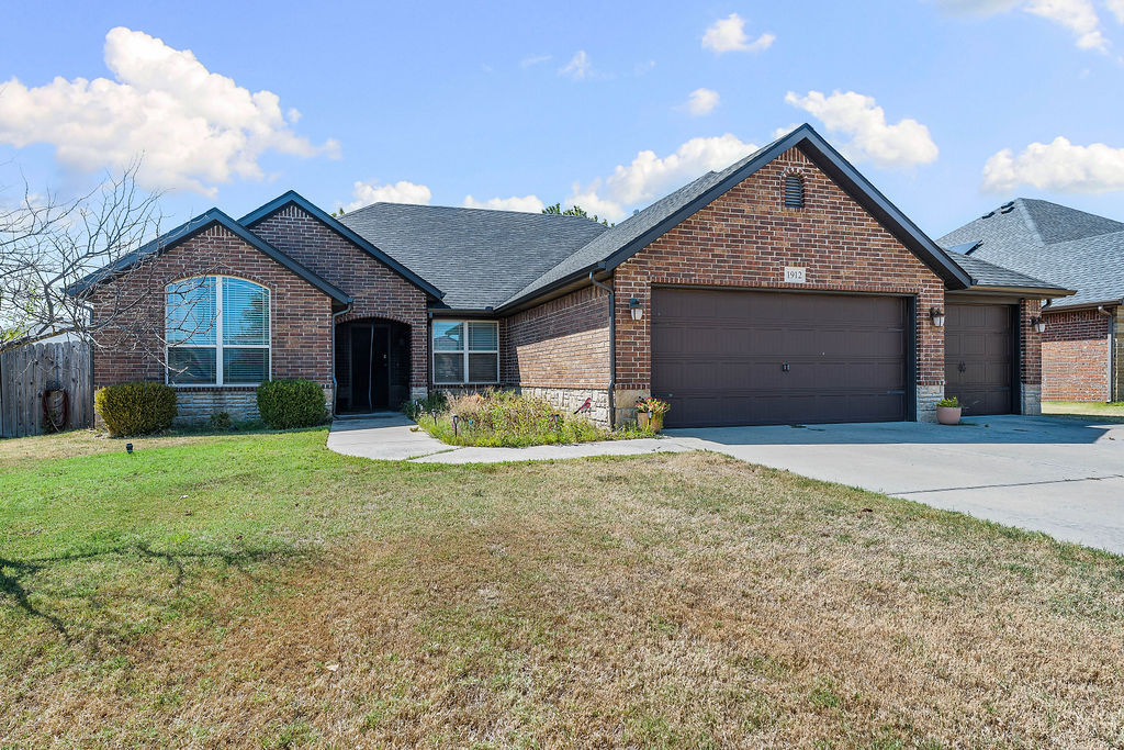 Property Photo:  1912 SW Cypress Street  AR 72713 