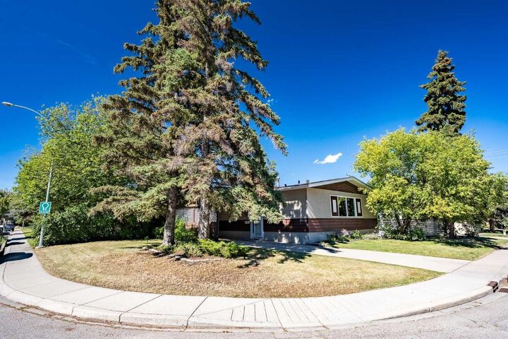 Property Photo:  3404 Bulyea Crescent NW  AB T2L 1N7 