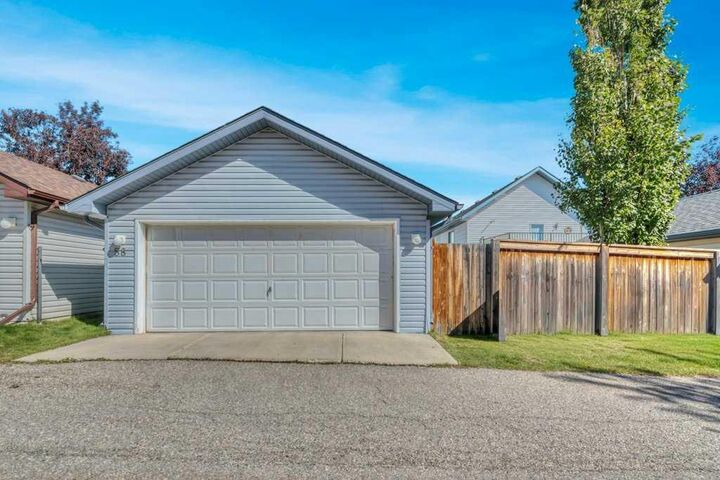 Property Photo:  58 Rocky Ridge Green  AB T3G 4R4 